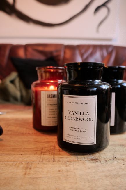 Vela perfumada de vainilla y cedro en una cálida escena nocturna