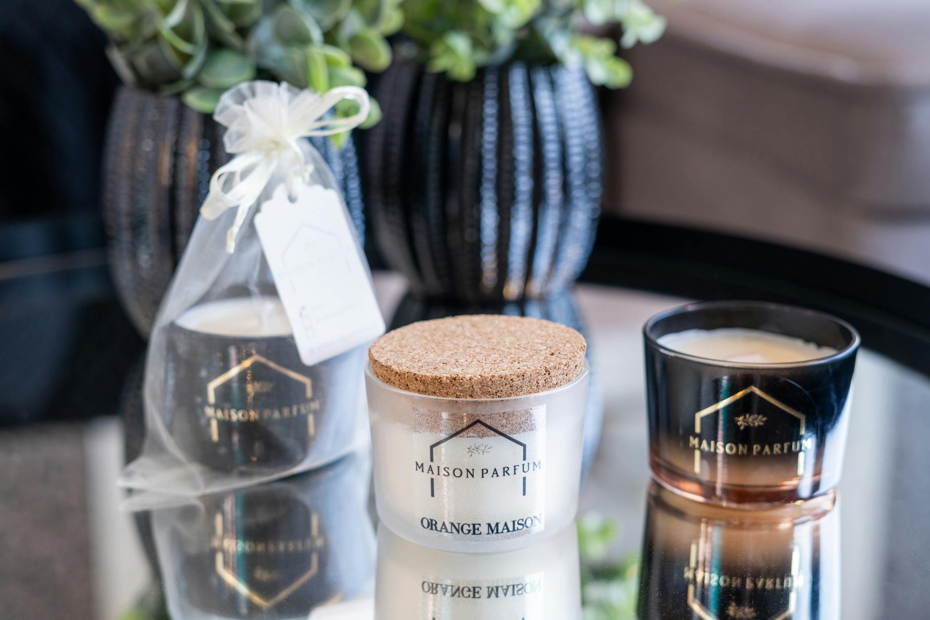 Velas perfumadas de lujo sobre una superficie reflectante elegante