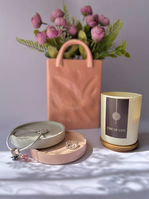 Bodegón sofisticado con joyas y una vela perfumada