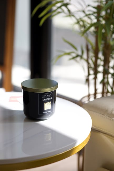Vela perfumada elegante sobre una mesa de mármol