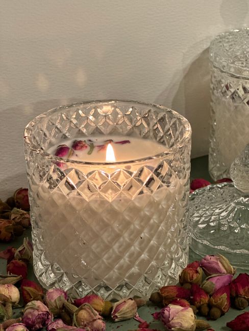 Vela de cristal elegante rodeada de flores secas