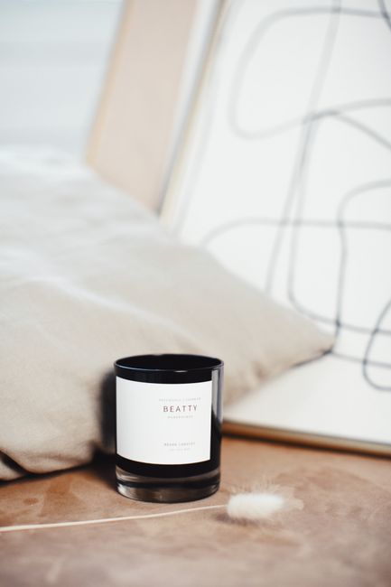 Primer plano elegante de una vela perfumada minimalista